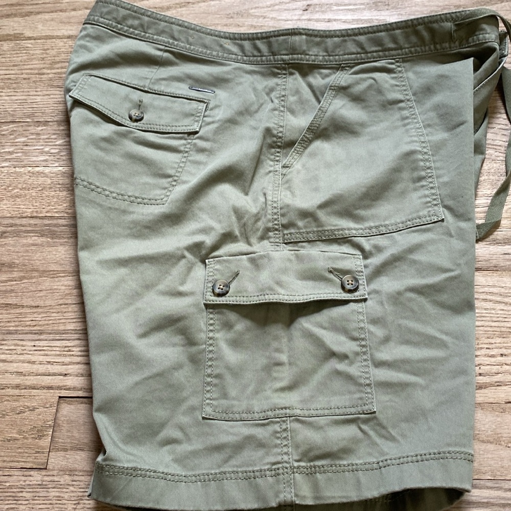 L.L. Favorite Fit Women’s Green Cargo Drawstring Zipper Shorts Item #295236 - 14 - Picture 6 of 8